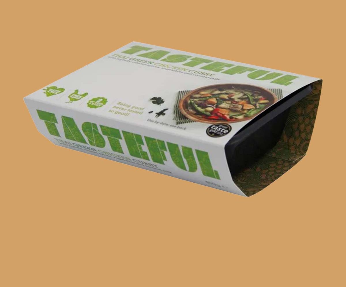 Printed board sleeve wrapped around a chilled pizza tray